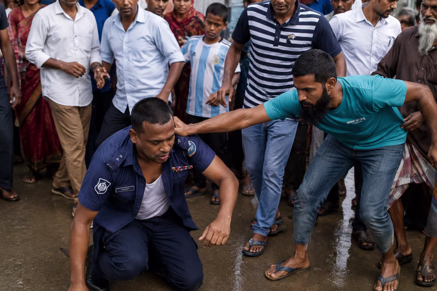 আগৈলঝাড়া থানায় গুজববিরোধী হামলা