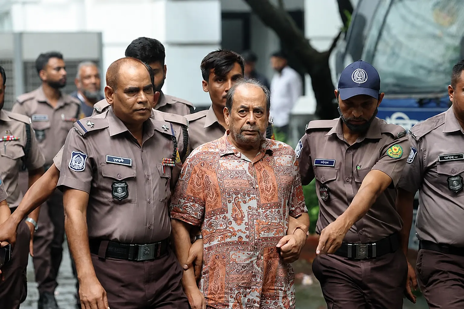 সাবেক সেনা কর্মকর্তা মোজাফফরকে ট্রাইব্যুনালে হাজির