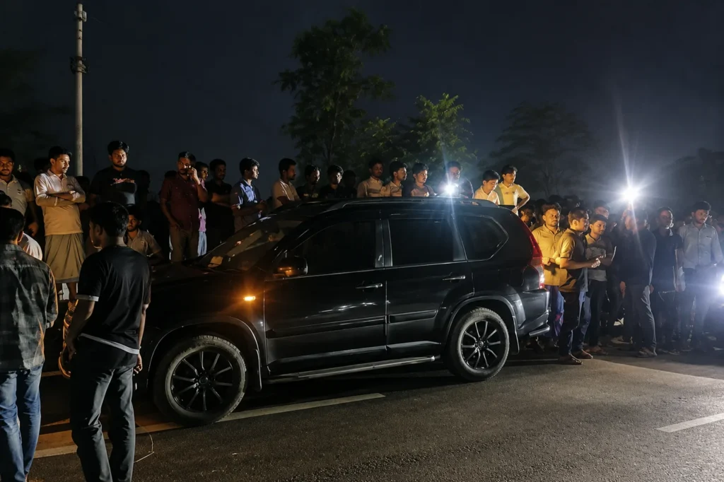 চট্টগ্রামে ইটভাটা মালিকের গাড়ি লক্ষ্য করে গুলি