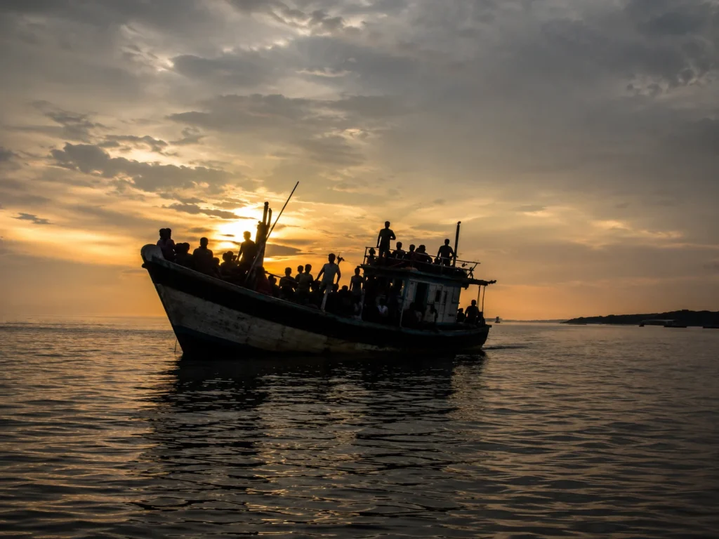 মিয়ানমার উপকূলে রোহিঙ্গা নৌকাডুবি