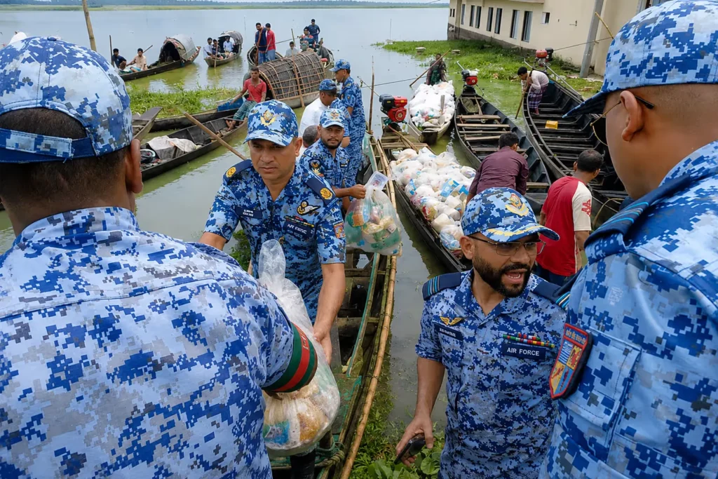 বিমানবাহিনী চট্টগ্রাম ও সিলেটে বন্যার্তদের পাশে