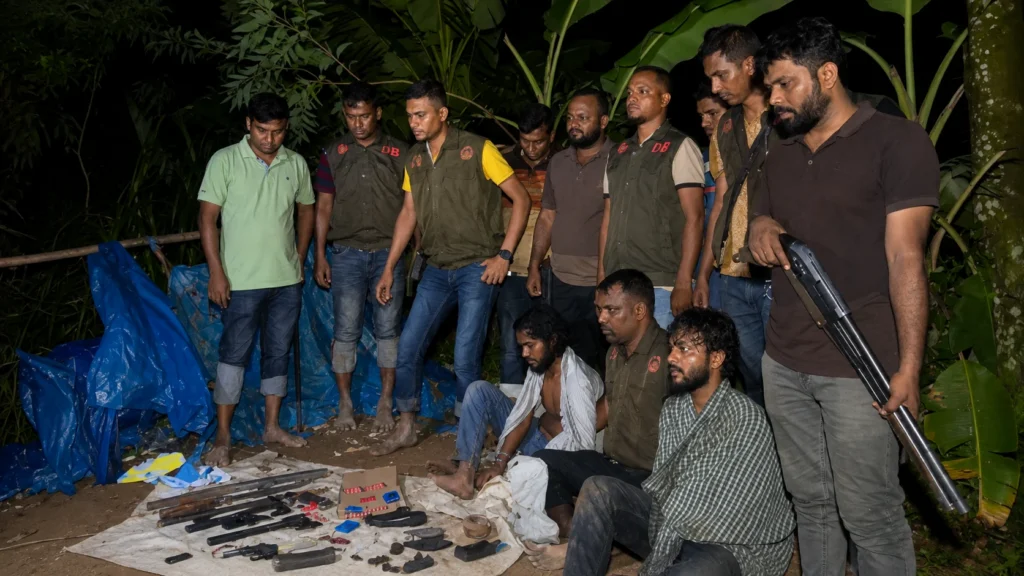 বগুড়ায় অস্ত্র-মাদকসহ রকি বাহিনীর তিনজন গ্রেপ্তার